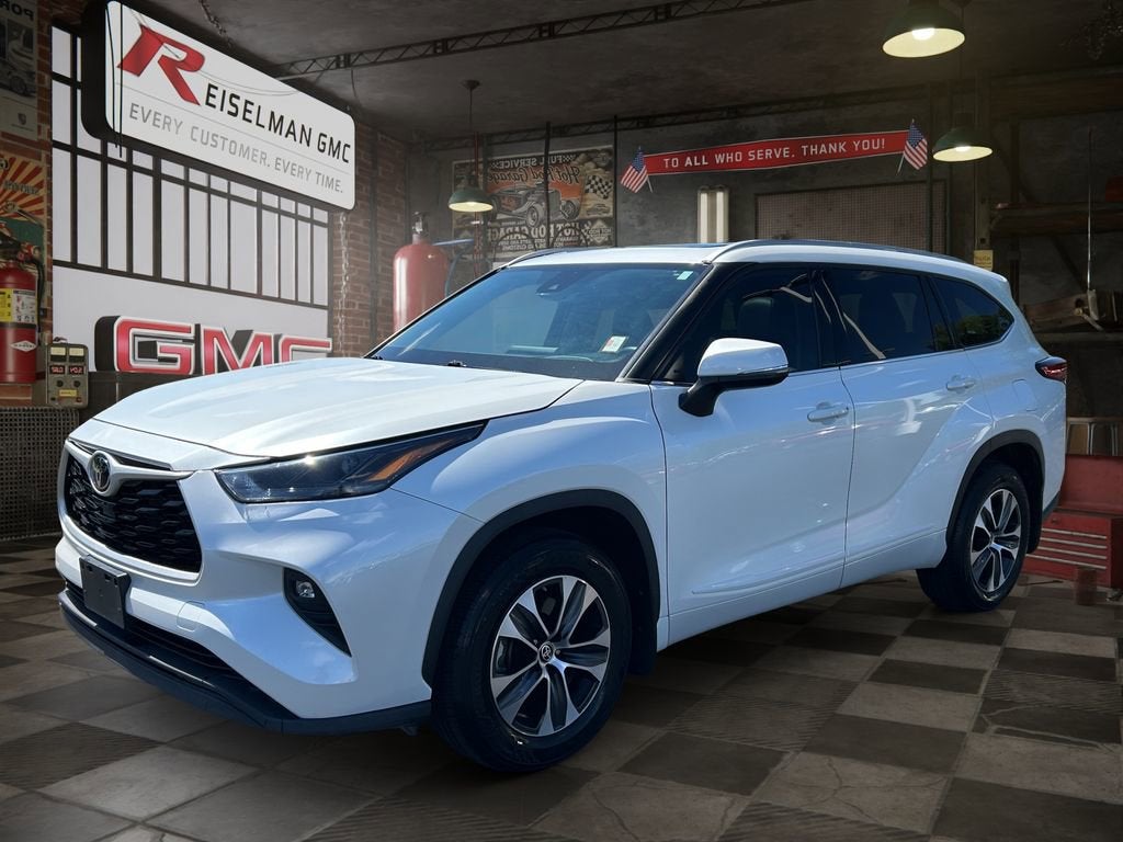 2022 Toyota Highlander XLE in Off-White — front three-quarter view