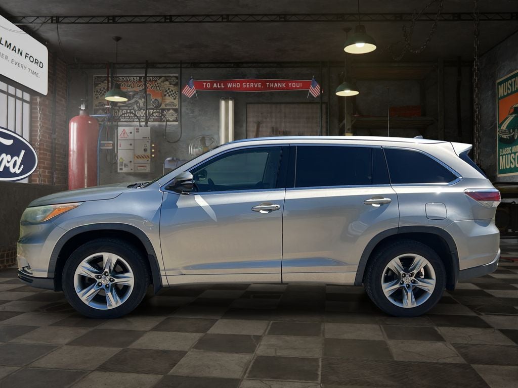 2015 Toyota Highlander — rear three-quarter view